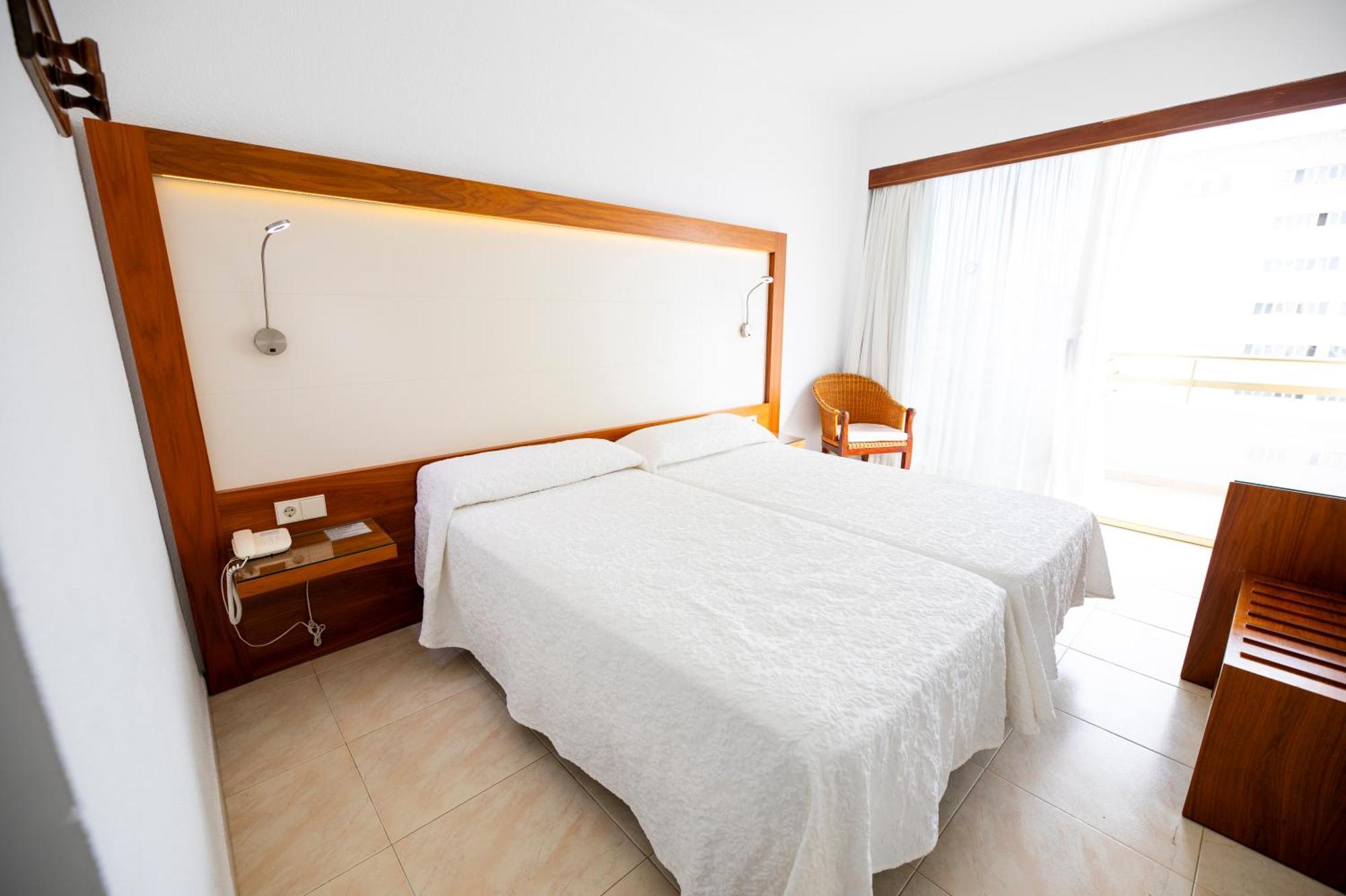 קאלה מילור Hotel Biniamar מראה חיצוני תמונה