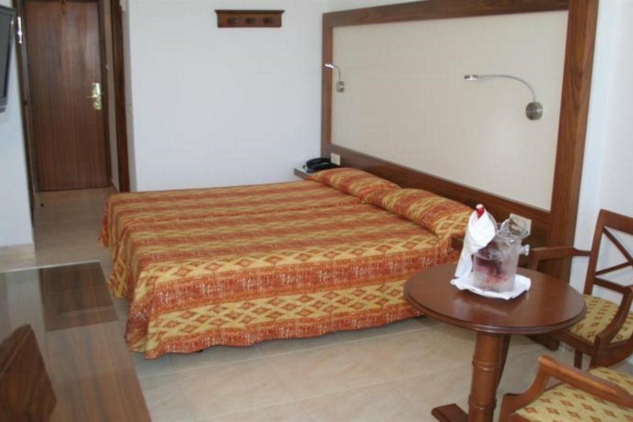 קאלה מילור Hotel Biniamar מראה חיצוני תמונה